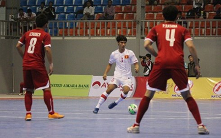 Đội tuyển Việt Nam (áo trắng) thắng đậm tại giải Futsal Đông Nam Á.